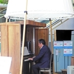 ストリートピアノを演奏する佐伯謙作播磨町長＝播磨町北野添２