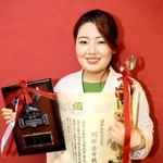 「第３８回津軽五大民謡全国大会　桜花グランプリ大会」で初優勝し、笑顔を見せる岡部祐希さん＝播磨町
