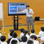 両荘みらい学園について説明する学校教育課の荒井英樹さん＝加古川市平荘町山角