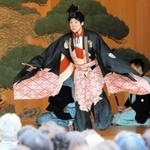狂言「末広かり」で果報者を軽妙に演じる野村萬斎さん＝高砂神社