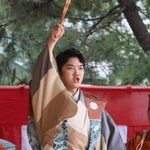 復刻した高砂染の衣装をまとって高砂浦の者を演じる野村裕基さん＝高砂神社