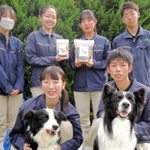 ドッグフード商品化に向けクラウドファンディングを展開する県農生ら＝加古川市平岡町新在家