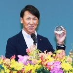 五輪で獲得したメダルを披露する葛西紀明選手＝高砂市文化会館
