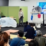 家族連れら約７０人が参加した「かなしきデブ猫ちゃん」のおはなし会＝高砂市米田町米田