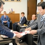 都倉達殊市長（手前左）に目録を手渡す青柳進さん。ほかに寄付をしたのは（奥左から）住友達矢さん、平津康成さん、山下登也さん＝高砂市役所