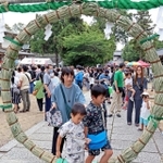 茅の輪をくぐる子どもたち＝日岡神社
