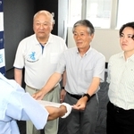 人命救助に対する感謝状を受ける（右から）池田佑人さん、嶋田邦男さん、福田幸夫さん＝加古川市平岡町一色、同市東消防署