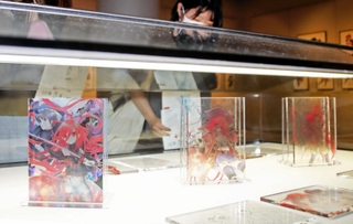 アクリル板に出力した下絵からは、制作過程がうかがえる＝加古川総合文化センター