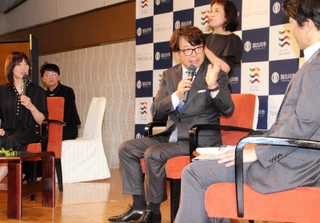 加古川市での思い出を振り返る粟田貴也さん（中央）。元日本テレビ報道キャスターで同市出身の小西美穂さん（左端）が司会を務めた＝加古川プラザホテル