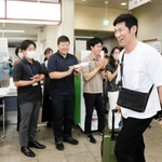 町職員の見送りを受けるレイザーラモンＨＧこと住谷正樹さん＝兵庫県播磨町東本荘１、播磨町役場
