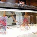 アクリル板に出力した下絵からは、制作過程がうかがえる＝加古川総合文化センター