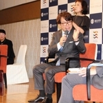 加古川市での思い出を振り返る粟田貴也さん（中央）。元日本テレビ報道キャスターで同市出身の小西美穂さん（左端）が司会を務めた＝加古川プラザホテル