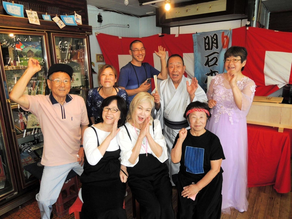 素人投稿　関西夫婦 女性店主…カフェは素人“お笑い劇場” JR土山駅前「くうねるん」 漫才・コント集団が活動拠点に|東播|神戸新聞NEXT