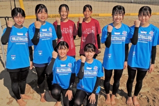 ビーチバレーボールの２人制、４人制で全国大会に挑戦する浜の宮中のメンバー＝高砂海浜公園