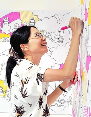 ７月、大阪市北区のギャラリーでの個展でライブドローイングを行う久保田裕美さん（久保田さん提供）