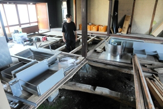 畳をはがして修繕作業が進む岩佐賢一さん方＝加古川市志方町成井