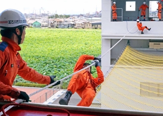 大会へ向けて訓練を積む隊員ら＝加古川市平岡町一色、東消防署
