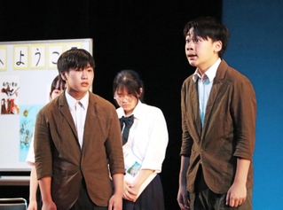 浜の宮中学校演劇部が演じた「１５０分」。特攻隊員が中学校にタイムスリップした場面＝加古川市加古川町北在家、加古川市民ホール