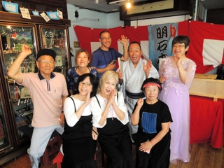 絵本カフェ「くうねるん」を拠点に活動する「はりま演芸集団」のメンバーら＝播磨町北野添２