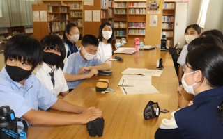 ドキュメンタリーで取り上げる話題について話し合う陵南中学校放送部の部員たち＝加古川市野口町水足