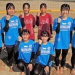 ビーチバレーボールの２人制、４人制で全国大会に挑戦する浜の宮中のメンバー＝高砂海浜公園