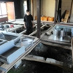 畳をはがして修繕作業が進む岩佐賢一さん方＝加古川市志方町成井