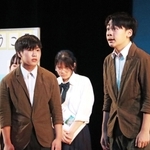 浜の宮中学校演劇部が演じた「１５０分」。特攻隊員が中学校にタイムスリップした場面＝加古川市加古川町北在家、加古川市民ホール