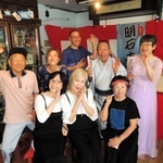 絵本カフェ「くうねるん」を拠点に活動する「はりま演芸集団」のメンバーら＝播磨町北野添２