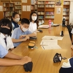 ドキュメンタリーで取り上げる話題について話し合う陵南中学校放送部の部員たち＝加古川市野口町水足