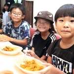 初開催の「カレー食堂」を訪れ、笑顔を見せる子どもたち＝加古川市加古川町寺家町