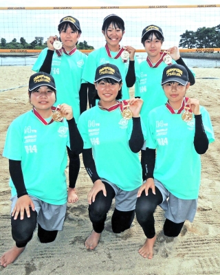 ４人制ビーチバレー女子で全国制覇を果たした浜の宮中の選手たち＝高砂海浜公園