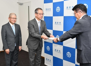 都倉達殊市長（右）に答申書を手渡す岡田健次委員長（中）と大森裕副委員長＝高砂市役所（市提供）