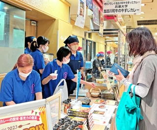 大学対抗カレーグランプリで総売上２位になった兵庫大学の出店コーナー＝宝塚阪急（兵庫大提供）