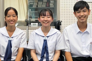 各大会で司会を務めた（左から）藤原怜菜さん、藤本実久さん、岡田一樹さん＝稲美町中一色、東播磨高校