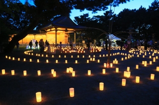 ろうそくの光が連なった境内＝高砂神社