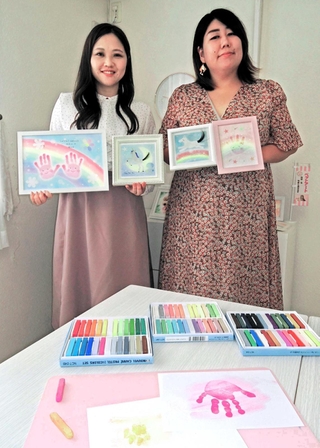 赤ちゃんの手形や髪、ペットの足形などでパステルアートを制作する和田佳代子さん（左）とアシスタントの河本希望さん＝加古川市加古川町木村