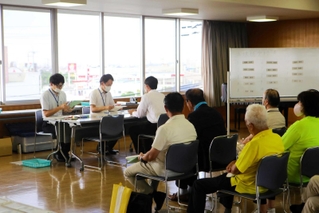 稲美町議選の立候補手続きをする各陣営＝稲美町国岡１、町いきがい創造センター