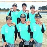 ４人制ビーチバレー女子で全国制覇を果たした浜の宮中の選手たち＝高砂海浜公園