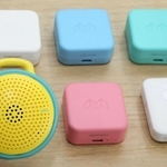 高砂市が初期導入費用を補助する「子どもＧＰＳ見守り支援事業」の各機器＝高砂市内