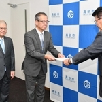 都倉達殊市長（右）に答申書を手渡す岡田健次委員長（中）と大森裕副委員長＝高砂市役所（市提供）