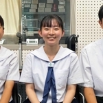 各大会で司会を務めた（左から）藤原怜菜さん、藤本実久さん、岡田一樹さん＝稲美町中一色、東播磨高校