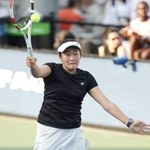 ダブルスでハイボレーを放つ里菜央選手＝米ニューヨーク市、ＵＳＴＡビリー・ジーン・キング・ナショナル・テニス・センター（相生学院テニス部提供）