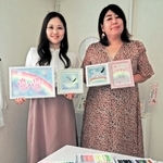 赤ちゃんの手形や髪、ペットの足形などでパステルアートを制作する和田佳代子さん（左）とアシスタントの河本希望さん＝加古川市加古川町木村