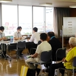 稲美町議選の立候補手続きをする各陣営＝稲美町国岡１、町いきがい創造センター