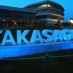 ブルーにライトアップされたモニュメント「ＴＡＫＡＳＡＧＯ」＝高砂市役所
