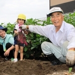 浜の宮幼稚園の園児に、芋掘り体験の畑を提供して５１年目になった隅野茂明さん＝加古川市尾上町