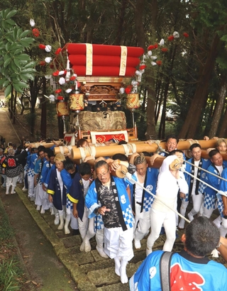 重さ１トンを超える屋台を担いで階段を駆け上がる氏子たち＝稲美町草谷、草谷天神社