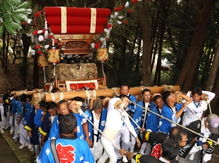 重さ１トンを超える屋台を担いで階段を駆け上がる氏子たち＝稲美町草谷、草谷天神社