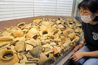 大量の土器が出土した様子を再現した展示＝播磨町郷土資料館