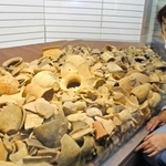 大量の土器が出土した様子を再現した展示＝播磨町郷土資料館